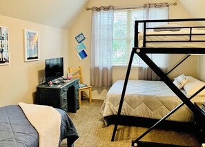 3 bedrooms, desk, iron/ironing board, free WiFi