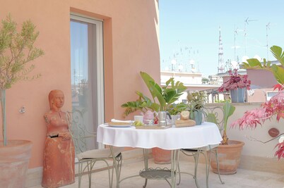 Modern Rooftop Getaway: Arte della Medaglia Gallery House