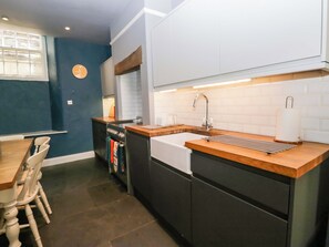 Dishwasher, cookware/dishes/utensils - Unicorn Cottage (Ambleside)