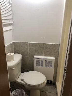 Douche, serviettes fournies, savon, papier toilette