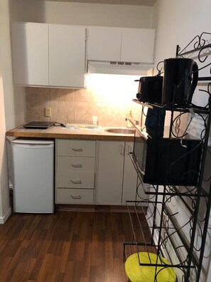 Kühlschrank, Mikrowelle, Herdplatte, Wasserkocher mit Kaffee-/Teezubehör