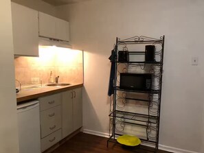 Kühlschrank, Mikrowelle, Herdplatte, Wasserkocher mit Kaffee-/Teezubehör