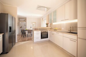 Oven, stovetop, dishwasher - Peaceful Family Vacation Home - Giardino Verde (Sveta Marija na Krasu)