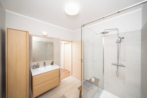 Douche, séchoir à cheveux, serviettes fournies, savon