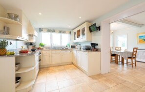 Oven, stovetop, cookware/dishes/utensils - Little Forelands (Bembridge)