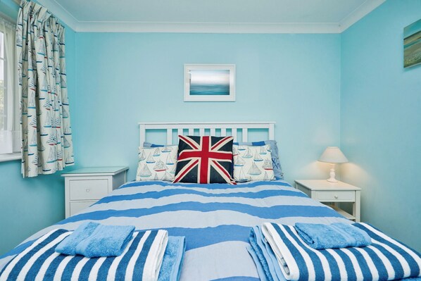 3 bedrooms, bed sheets - Coastal Cottage (Bembridge)