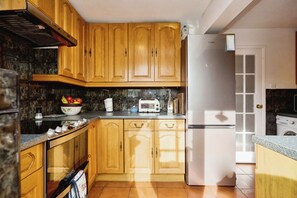 Oven, stovetop, cookware/dishes/utensils - Coastal Cottage (Bembridge)