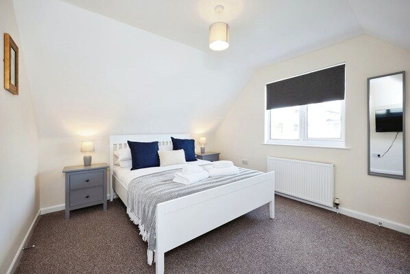 2 عدّة غرف نوم وملاءات أسرّة