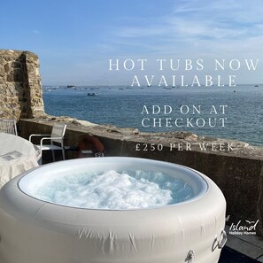 Cottage | Outdoor spa tub