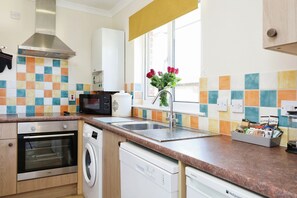 Oven, cookware/dishes/utensils - Birdham Two (Bembridge)