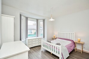 1 bedroom, bed sheets - Poppies (Shanklin)