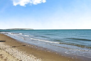 Beach - Gurnard At The Aqua (Shanklin)