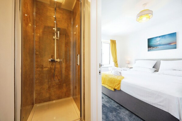 3 bedrooms, bed sheets - Gurnard At The Aqua (Shanklin)