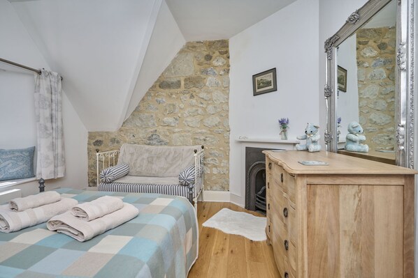 3 bedrooms, bed sheets - Church House (Ventnor)