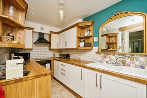 Oven, stovetop, cookware/dishes/utensils - Church House (Ventnor)