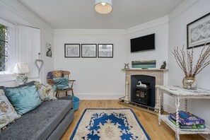 LCD TV, fireplace - Church House (Ventnor)