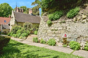Outdoor dining - Church House (Ventnor)