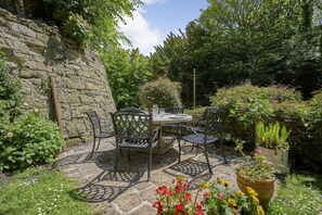 Outdoor dining - Church House (Ventnor)