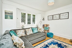 LCD TV, fireplace - Church House (Ventnor)