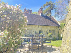 Outdoor dining - Church House (Ventnor)