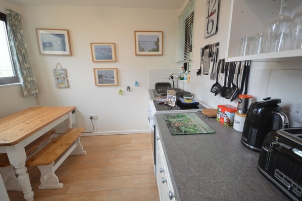 Sütő, főzőlap és főzőedények/tányérok/evőeszközök