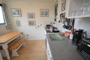 Oven, stovetop, cookware/dishes/utensils - Villa 23 (Ryde)