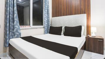 Deluxe Double Room | Desk, bed sheets