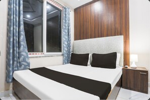 Deluxe Double Room | Desk, bed sheets