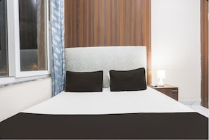Escritorio y ropa de cama