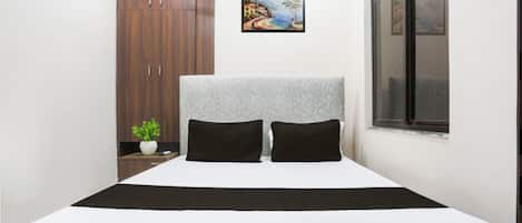 Quarto casal luxo | Escrivaninha, roupa de cama