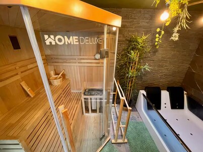 Stunning house with jacuzzi, sauna, home cinema and bubble pool in Amiens.