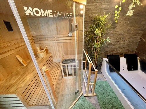 Stunning house with jacuzzi, sauna, home cinema and bubble pool in Amiens.