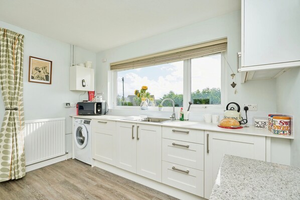 Horno, placa de cocina, utensilios de cocina