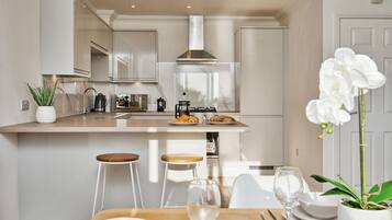 Ofen, Kochgeschirr/Geschirr/Besteck