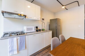 Mikrovågsugn, kaffe- och tebryggare, brödrost och grytor/köksredskap