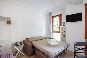 Unclassified image, 3 of 3, button - Cozy 40 sqm studio apartment, accommodating up to 4 guests, located on the first floor of a building with an elevator.The accommodation is in a quiet residential neighborhood, 800 meters from the Central Hospital (a 10-minute walk) and within easy reach  (Padua)