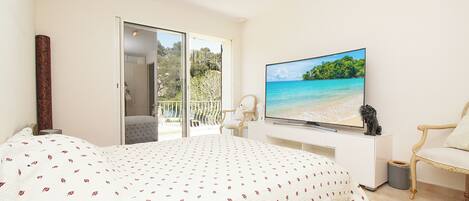 5 bedrooms, iron/ironing board, free WiFi, bed sheets