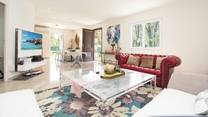 TV - Spacious 5-bedroom villa in lovely Mandelieu-la-Napoule (Mandelieu-la-Napoule)
