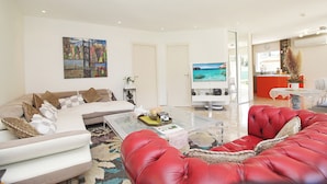 TV - Spacious 5-bedroom villa in lovely Mandelieu-la-Napoule (Mandelieu-la-Napoule)