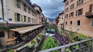Outdoor dining - In the heart of the Old Town with a breathtaking view! (Annecy)