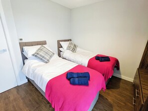 2 bedrooms, bed sheets - Folly View (Newport)