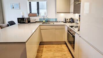 Uuni, liesi, keittoastiat/astiat/ruokailuvälineet