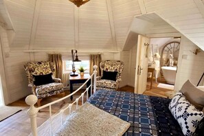 1 habitación, tabla de planchar con plancha y cuna de viaje 