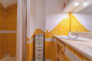Secador de pelo, toallas, jabón y papel higiénico