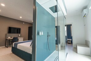 Suite Deluxe, vista al jardín | Regadera en el baño