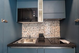 Suite Deluxe, vistas al jardín | Cocina privada | Frigorífico pequeño, microondas y placa de cocina