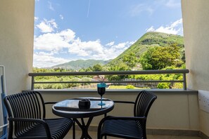 Suite Deluxe, vista al jardín | Balcón