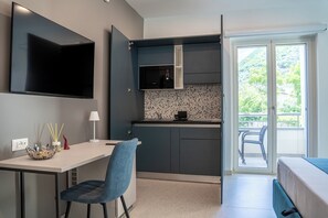 Suite Deluxe, vista al jardín | Cocineta privada | Frigobar, microondas, parrilla de estufa y cafetera de espresso 