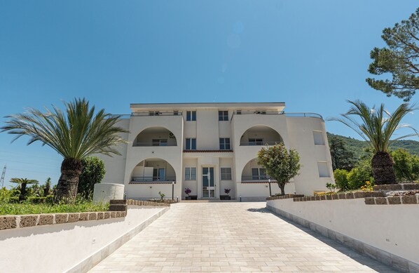 Front of property - Floral Apartment (Castellammare di Stabia)