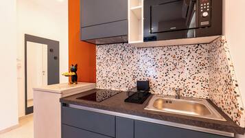 Suite familiare, vista montagna | Cucina privata | Mini-frigorifero, microonde, piano cottura, macchina per caffè espresso